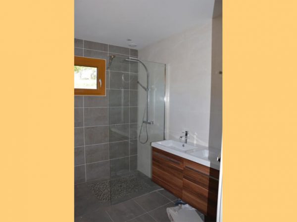 Intérieur salle de bain maison à Montchal